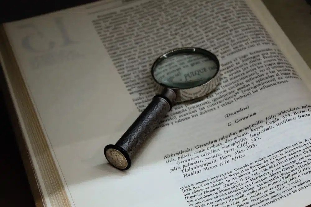 6 unique spanish words. here we see a magnifying glass on book